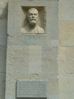 Denkmal für 'Otto Lilienthal' in Lichterfelde Ost, an der Bäkestraße, Inschrift auf der Vorderseite