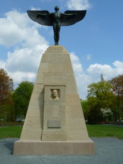 Denkmal für 'Otto Lilienthal' in Lichterfelde Ost, an der Bäkestraße, Vorderseite