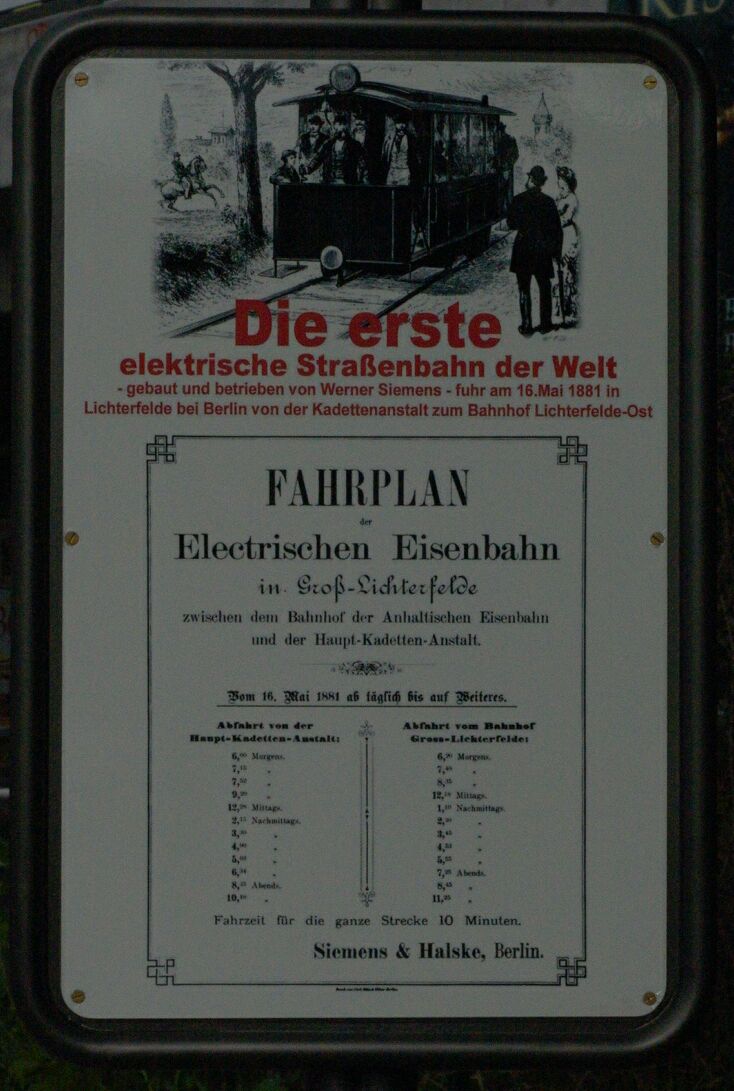 Fahrplantafel der ersten elektrische Straßenbahn der Welt.