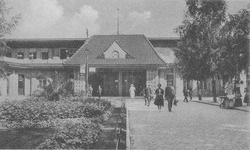 Bild des Bahnhofsvorplatzes mit dem Empfangsgebäude 'Berlin Lichterfelde Ost', um das Jahr 1930