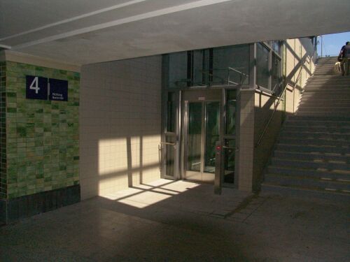 Aufgang zum Bahnsteig C, Gleis 4, im Bahnhof 'Berlin-Lichterfelde Ost, blick auf den Aufzug', 2006