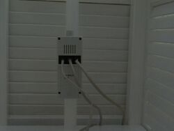 Ein Bilck in das Wetterhaus mit installiertem Sensor, noch ohne Dach